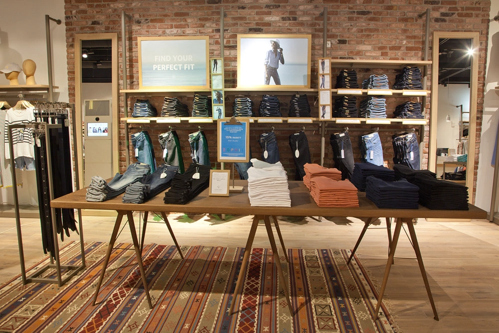 Esprit im Atrio Villach – Architektur-/Interioraufnahme der Ladenfläche.